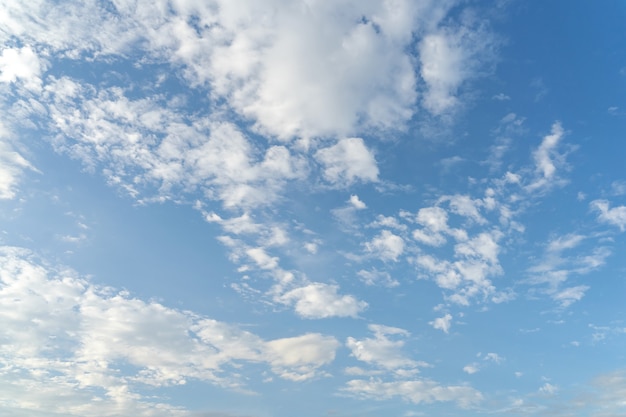 Cielo azzurro e nuvole con area per lo spazio della copia.