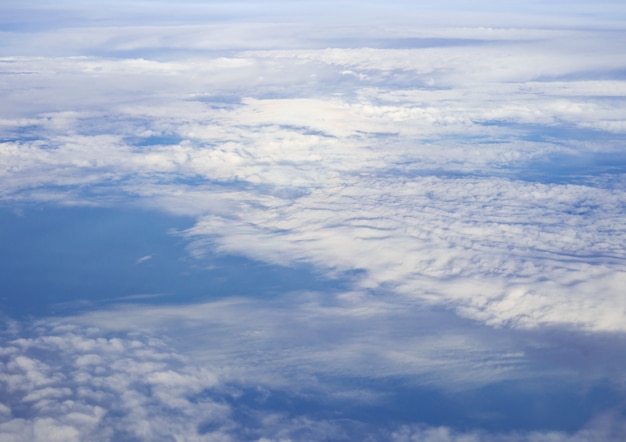 Cielo azzurro e nuvole vista dal finestrino dell'aereo