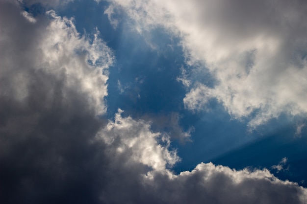 Cielo azzurro e nuvole