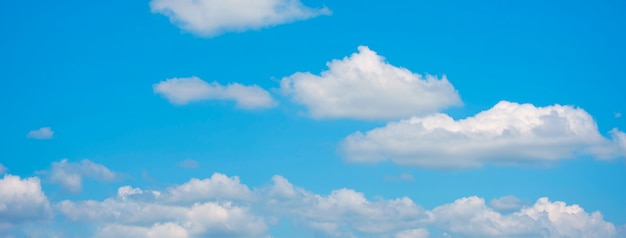 Cielo azzurro e soffici nuvole bianche.