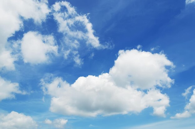 Cielo azzurro e soffici nuvole bianche