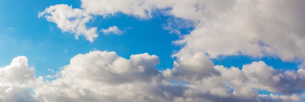 Cielo azzurro pittoresco con soffici nuvole bianche in tempo soleggiato