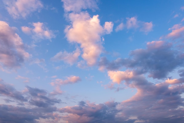 Cielo azzurro serale con nuvole rosa tenue divine Trama di sostituzione del cielo