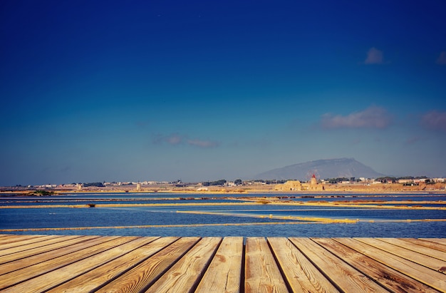 Cielo azzurro sul mare. Drammatiche montagne rocciose