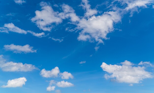 Cielo bellissimo con nuvole bianche e blu alla luce del giorno