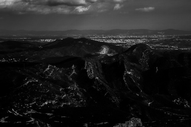 Cielo bianco e nero Nuvole drammatiche Banner di sfondo horror Horror esplosione catastrofe tristezza orrore malinconia