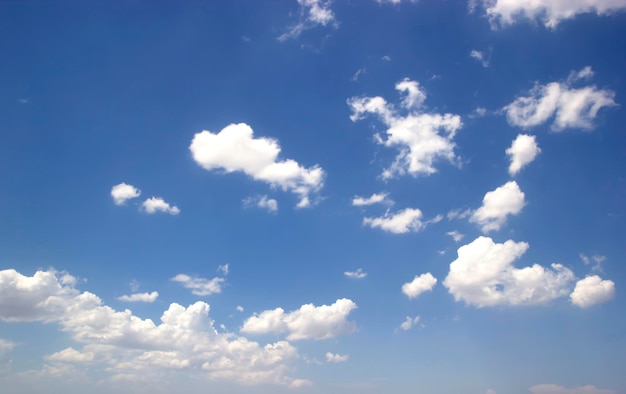 Cielo blu ad alto angolo grandangolare bella natura