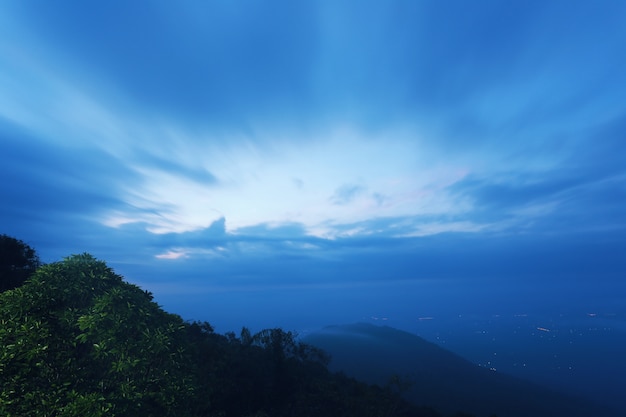 Cielo blu al mattino