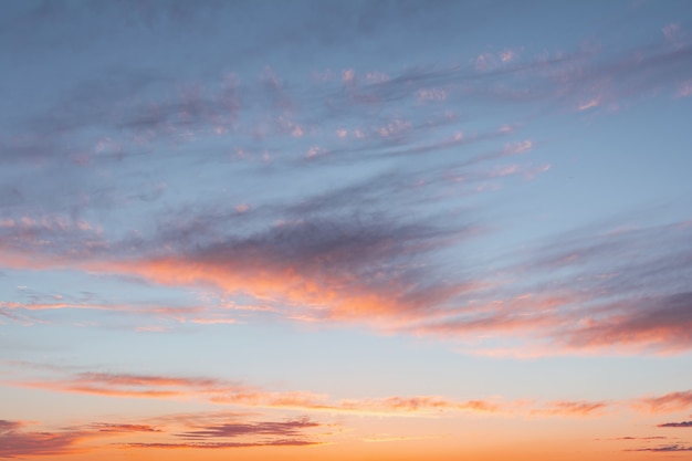 Cielo blu al tramonto con luminose macchie di viola e rosa