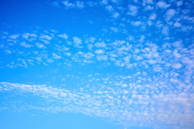 Cielo blu al tramonto con nuvole bianche