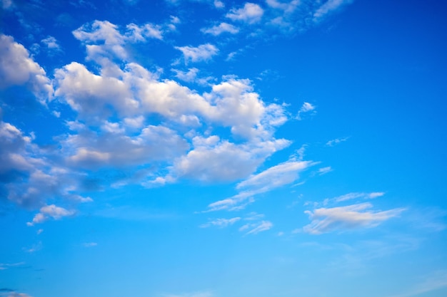 Cielo blu al tramonto con nuvole bianche