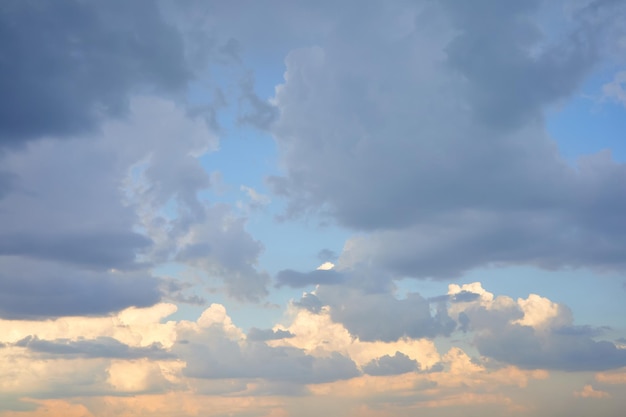 Cielo blu all'alba con nuvole