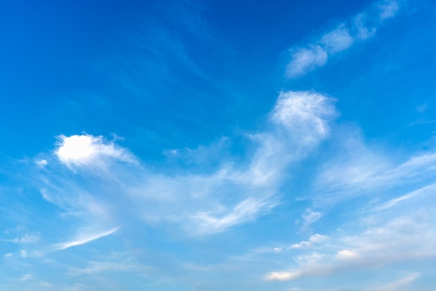 Cielo blu bella nuvola al giorno di vacanza per lo sfondo