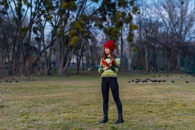 Cielo blu, cappello rosso e maglione verde.