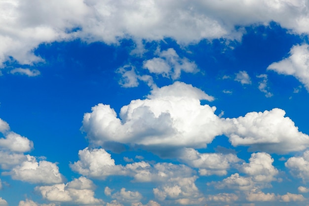 Cielo blu, che galleggiano cumuli di un bianco brillante. Primo piano catturato foto.