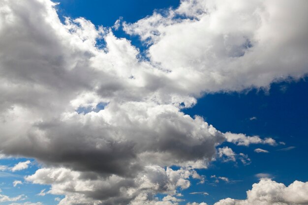 Cielo blu, che galleggiano cumuli di un bianco brillante.