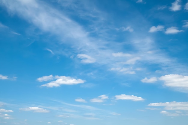 Cielo blu chiaro con nuvole bianche chiare Sfondo per installazioni e design