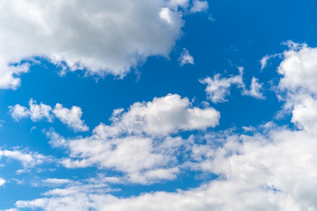 cielo blu chiaro con nuvole bianche, sfondo