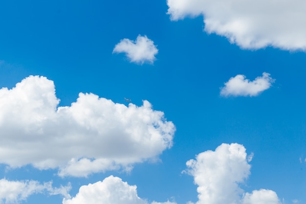 Cielo blu chiaro con sfondo naturale di nuvole bianche e soffici