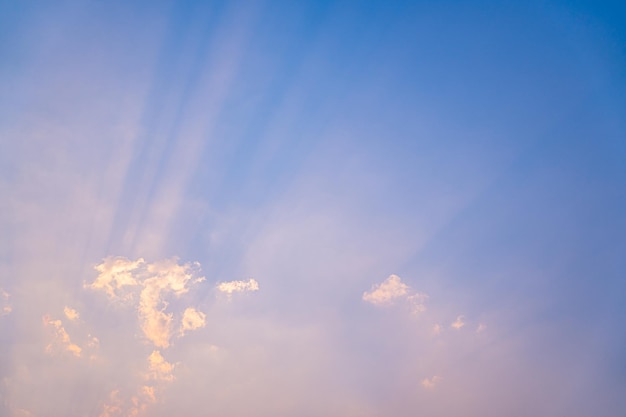 Cielo blu con belle nuvole bianche naturali