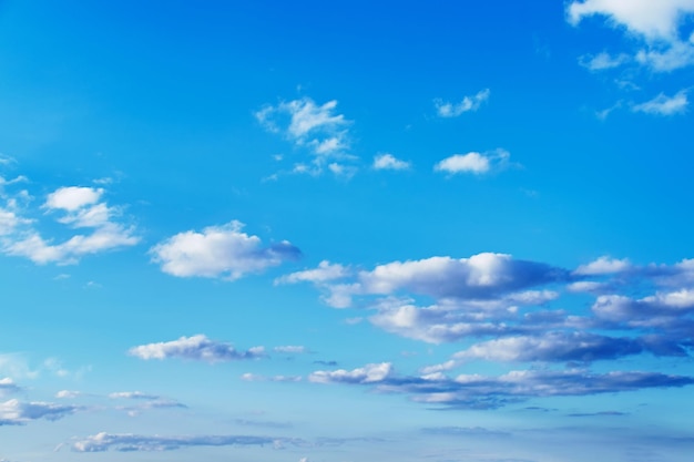Cielo blu con belle nuvole