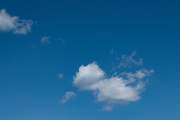 Cielo blu con il primo piano della nuvola