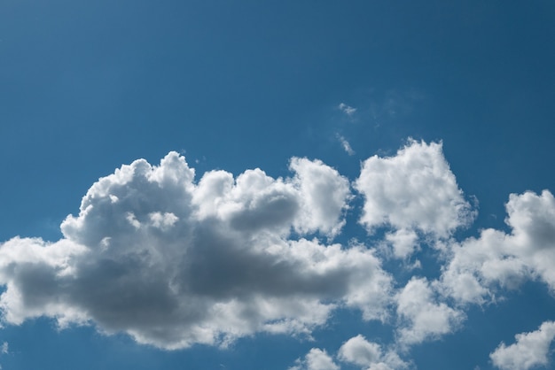 Cielo blu con il primo piano della nuvola