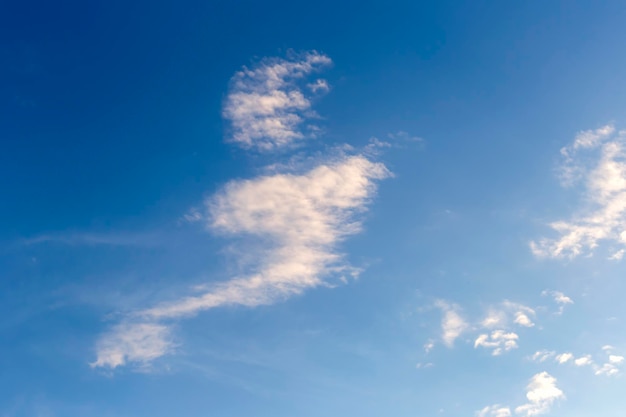 Cielo blu con il primo piano della nuvola