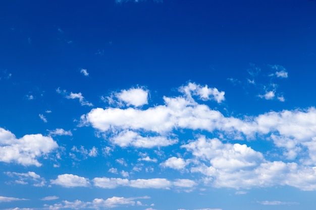 Cielo blu con il primo piano della nuvola