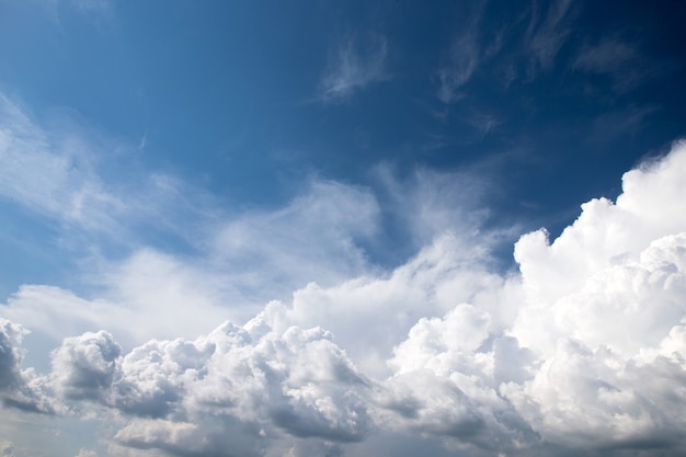 Cielo blu con il primo piano della nuvola