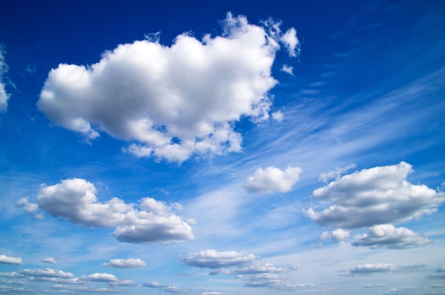 Cielo blu con il primo piano della nuvola