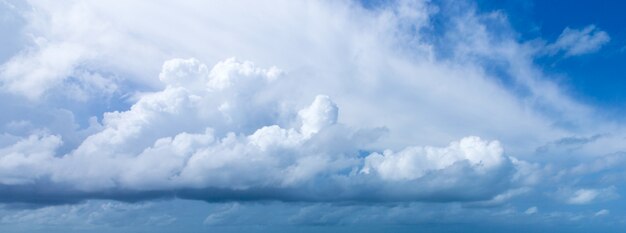 Cielo blu con il primo piano delle nuvole