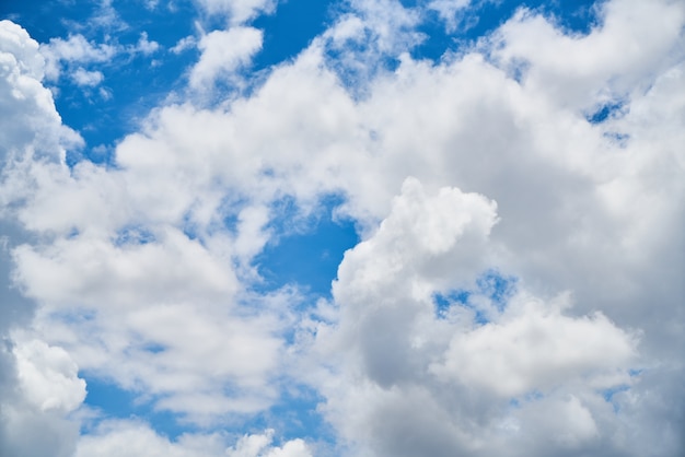 Cielo blu con le nubi di fondo