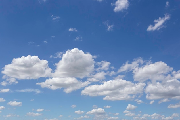 Cielo blu con le nuvole sullo sfondo