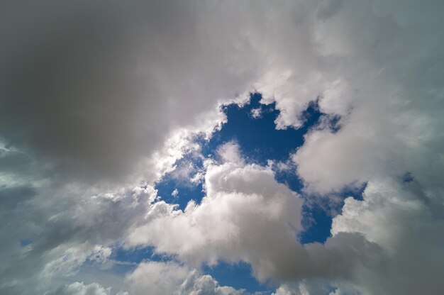 Cielo blu con le nuvole