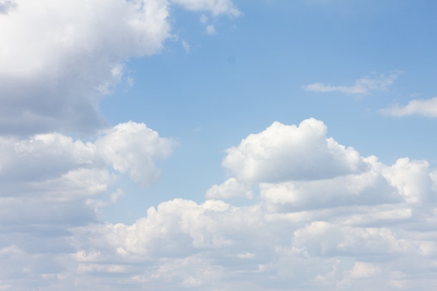 Cielo blu con molte nuvole. sfondo pulito naturale con spazio di copia