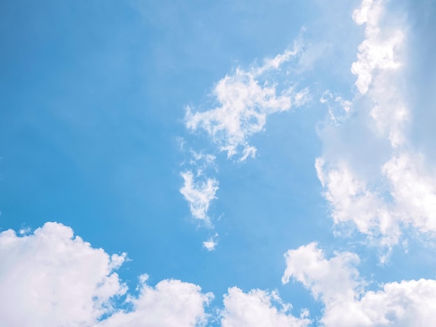 Cielo blu con nuvola bianca per lo sfondo della natura