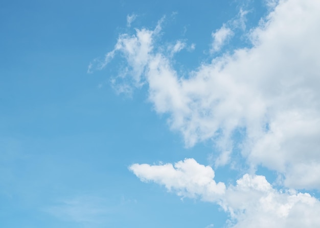 Cielo blu con nuvola bianca per lo sfondo della natura