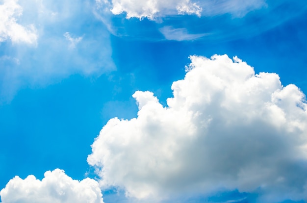 Cielo blu con nuvola e luce del raggio