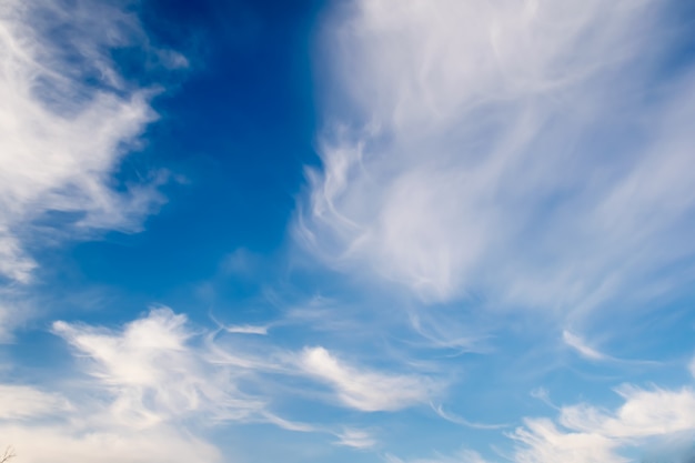 cielo blu con nuvola