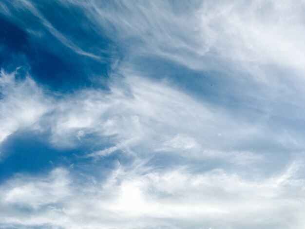 Cielo blu con nuvole bianche belle e soffici