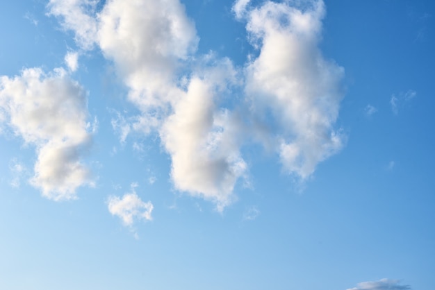 Cielo blu con nuvole bianche, fondo astratto