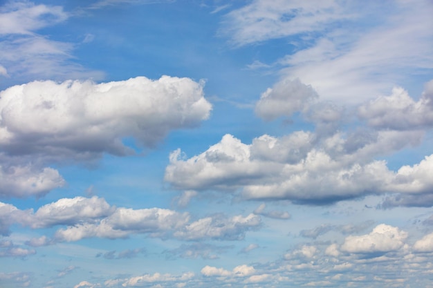 Cielo blu con nuvole bianche galleggianti.