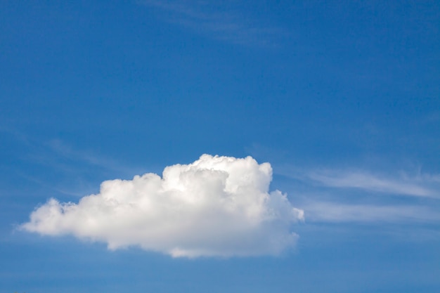 Cielo blu con nuvole bianche gonfie in una luminosa giornata di sole