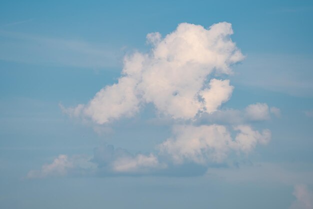 cielo blu con nuvole bianche in una soleggiata giornata estiva