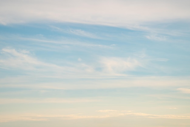 cielo blu con nuvole bianche in una soleggiata giornata estiva