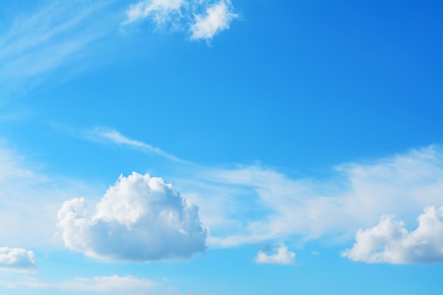 Cielo blu con nuvole bianche morbide