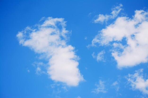 Cielo blu con nuvole bianche morbide