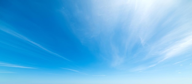 Cielo blu con nuvole bianche morbide