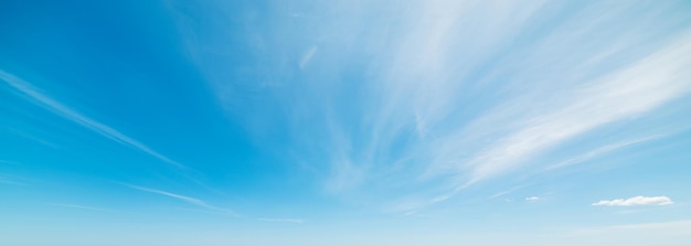 Cielo blu con nuvole bianche morbide